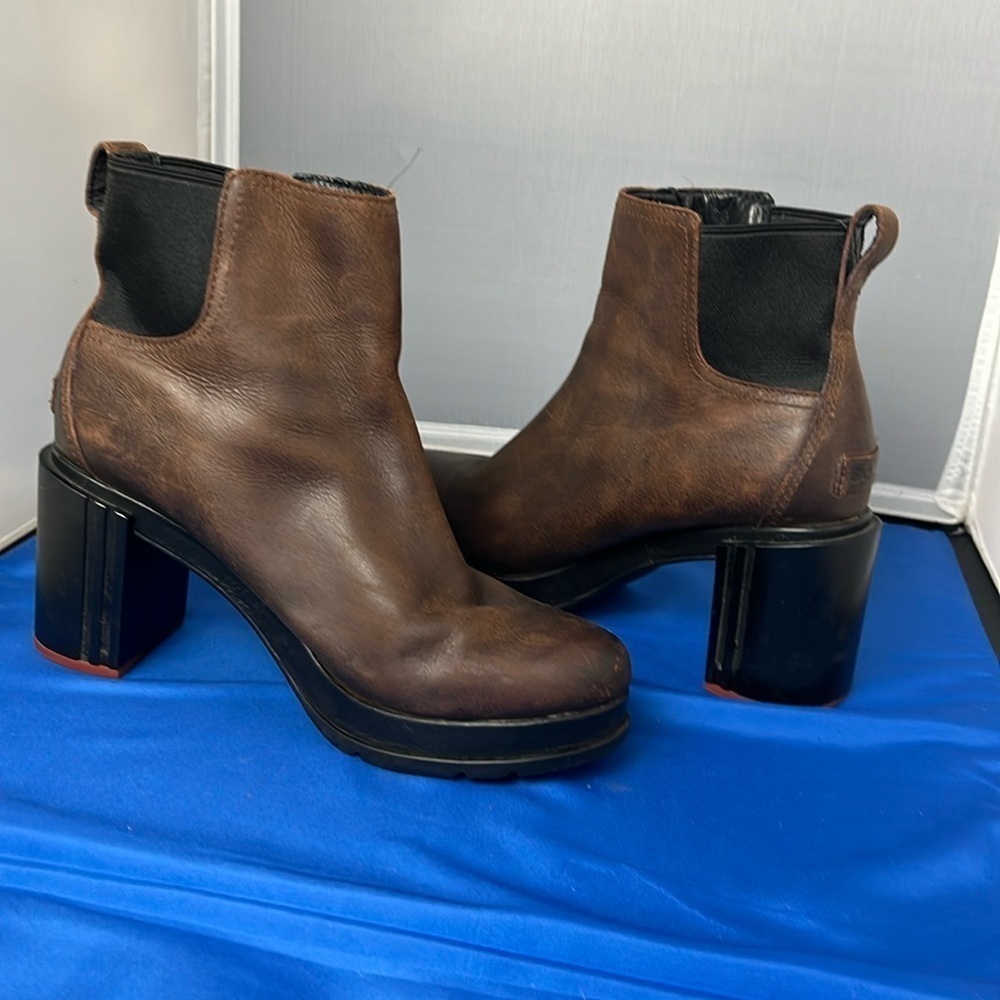 Sorel Blake block heel Chelsea boot bootie. Size 9